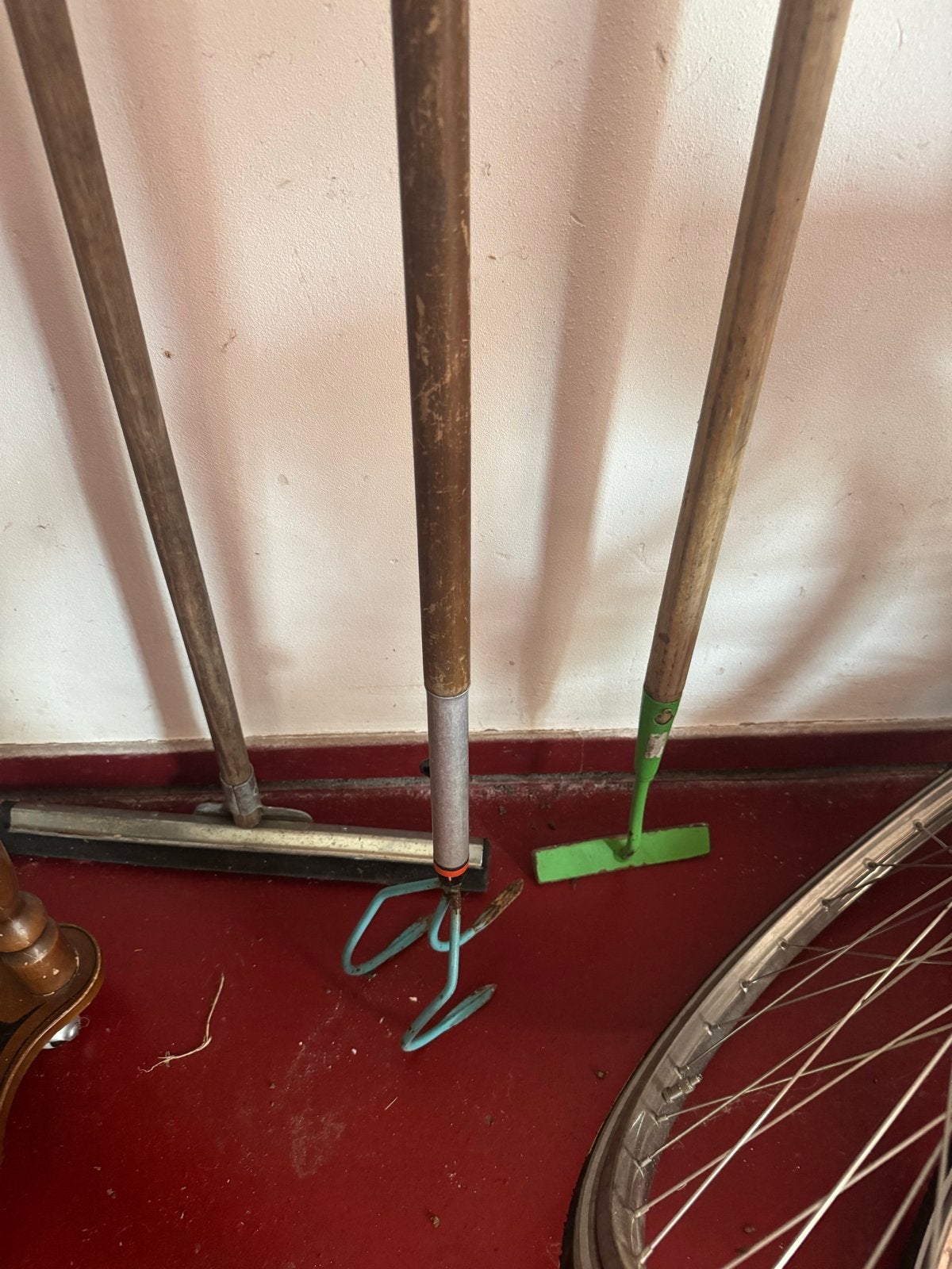 Diverse tuingereedschappen: schoffel, cultivator,  borstel, Ophalen of Verzenden, Gebruikt, Bezem