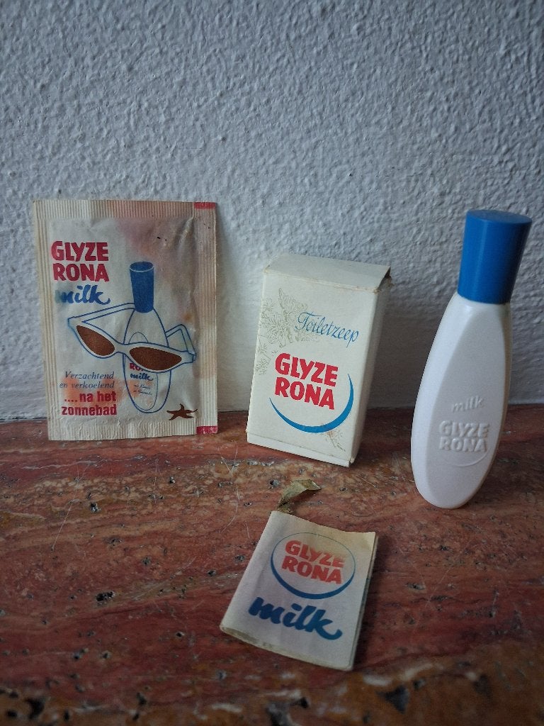 Vintage proefmonsters Glyzerona, zeepje, zonnebrand en milk, Verzamelen, Ophalen, Gebruikt, Verpakking