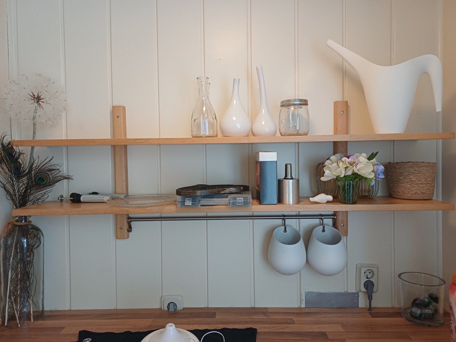 Ikea Ivar grenenhouten wandplank met stang, haakjes en bakje, Ophalen, Gebruikt
