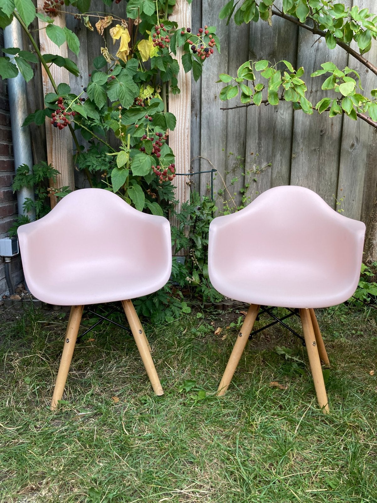 Twee roze kinderkuipstoelen, Tuin en Terras, Tuinstoelen, Ophalen, Gebruikt, Kunststof