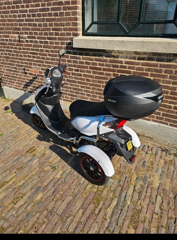 Electrische Scootmobiel Iva T3 wit met koffer., Elektrisch, Zo goed als nieuw, Maximaal 25 km/u, Ophalen