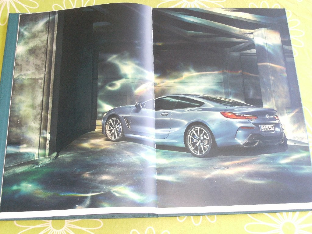 Luxe hardcover brochure BMW The 8 uit 2018, Boeken, Auto's | Folders en Tijdschriften, Ophalen of Verzenden, Zo goed als nieuw