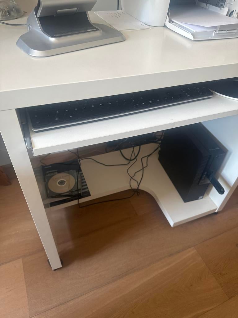 Wit computerbureau met uitschuifbaar toetsenbordblad, Huis en Inrichting, Ophalen, Opbergruimte, Gebruikt, Spaanplaat of MDF