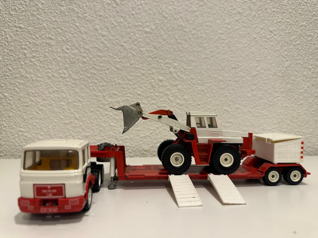 Siku 3716 MAN Truck met Dieplader en Zettlemeyer Graafmachin, Hobby en Vrije tijd, Ophalen of Verzenden, Gebruikt, Bus of Vrachtwagen