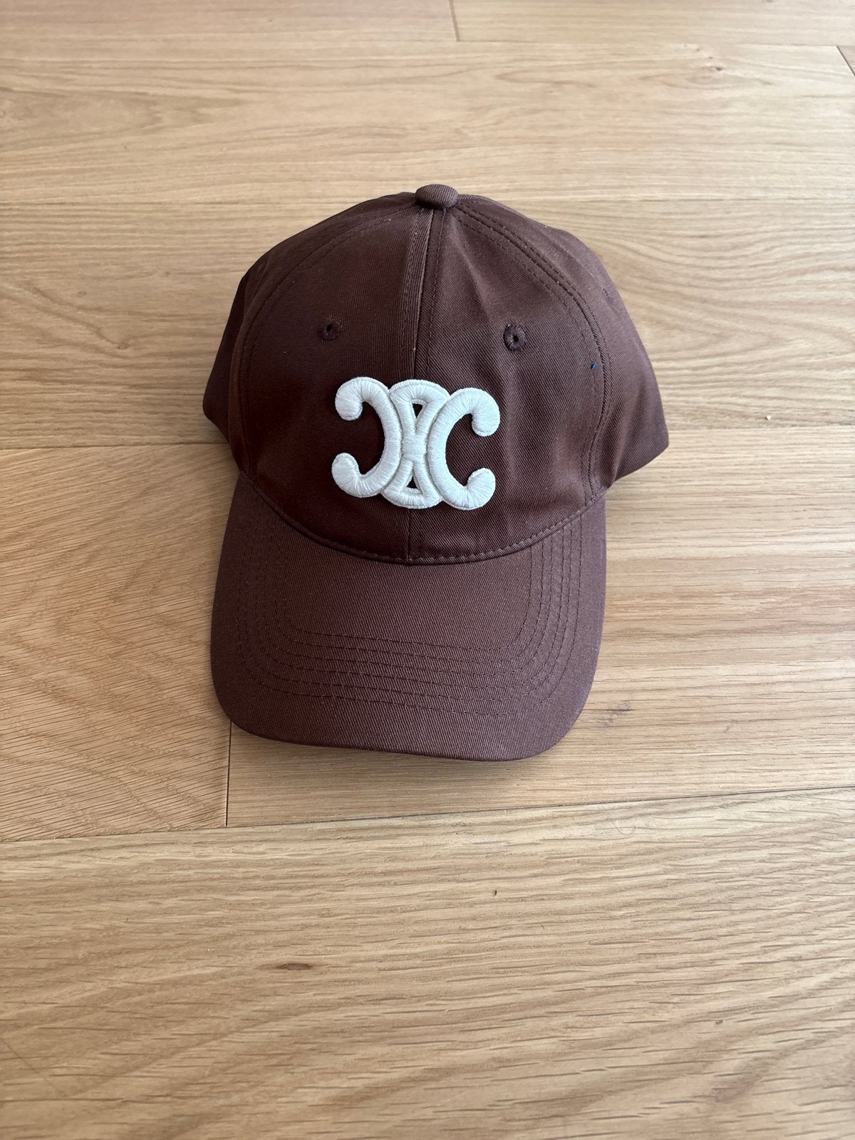 Celine pet bruin met wit logo, Kleding | Dames, Hoeden en Petten, Verzenden, Zo goed als nieuw, One size fits all, Pet