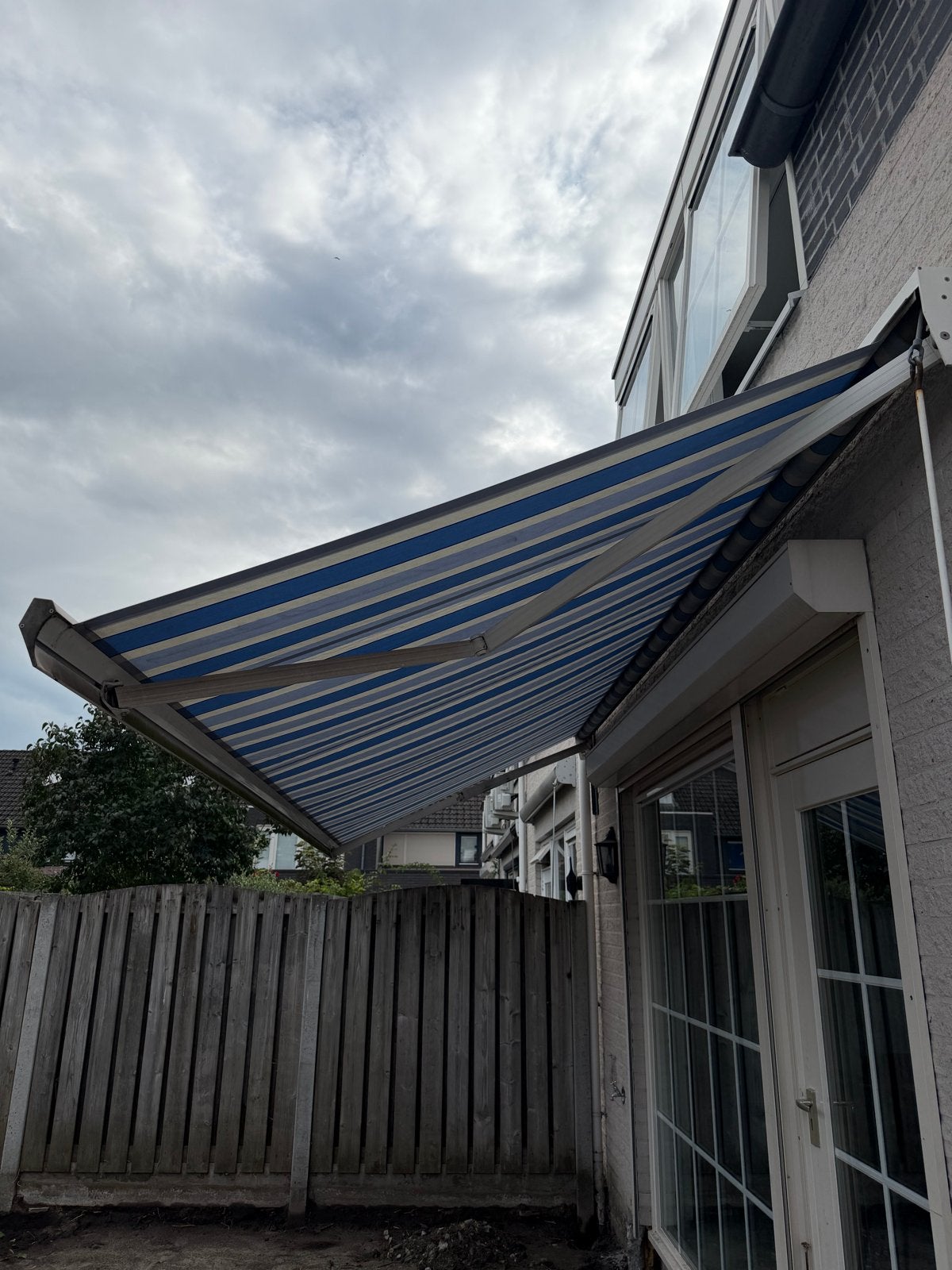 Zonnescherm 5 meter breed, Tuin en Terras, Zonneschermen, Ophalen, Gebruikt, 450 cm of meer, Knikarmscherm