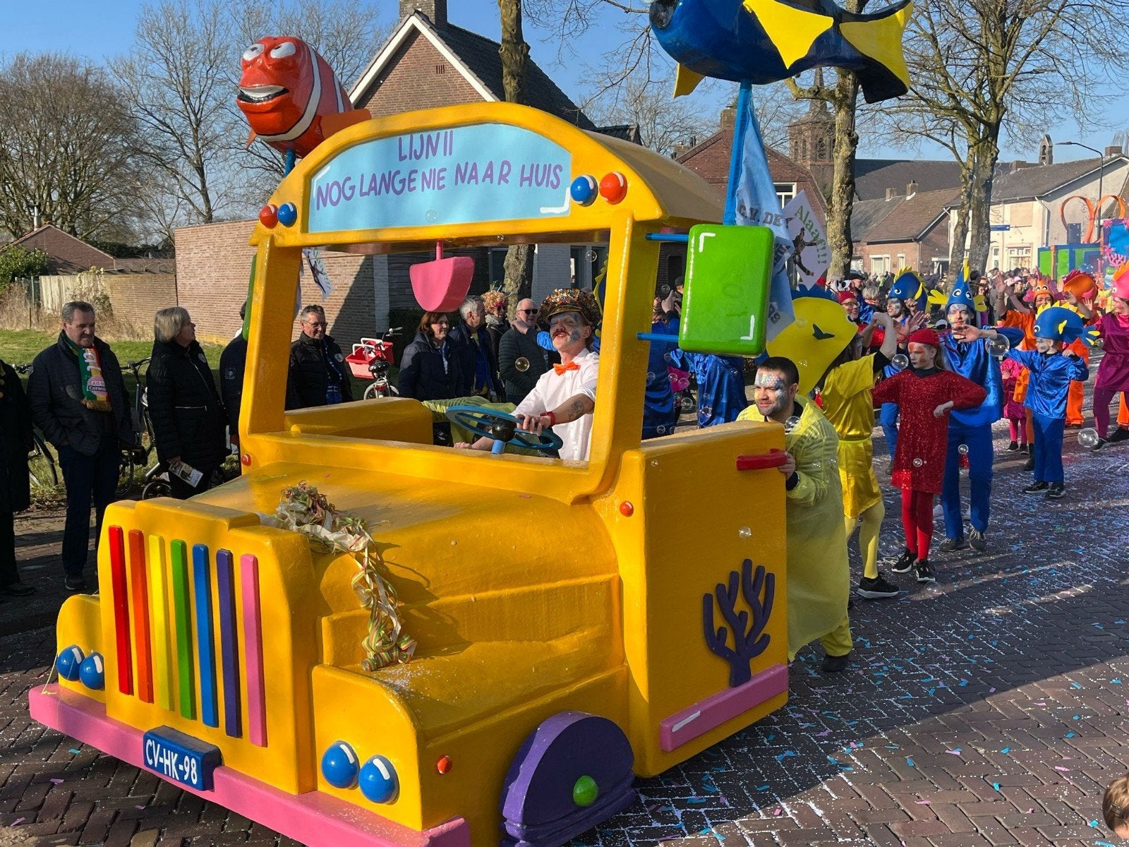 Carnavalsgroep inclusief bus en pakken thema 'Schoolreisje', Ophalen, Zo goed als nieuw, Carnaval