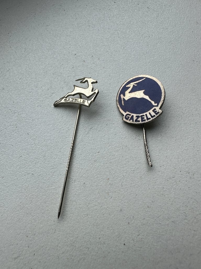 2 mooie oude Gazelle spelden ( 1 x emaille ) speld., Ophalen of Verzenden, Gebruikt, Gebruiksvoorwerp