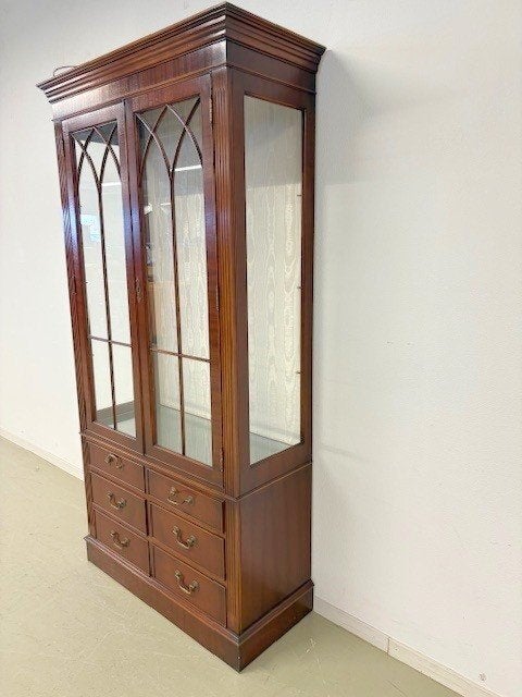 Display Cabinet / Vitrinekast in mahonie, achterwand in stof, Ophalen, Gebruikt