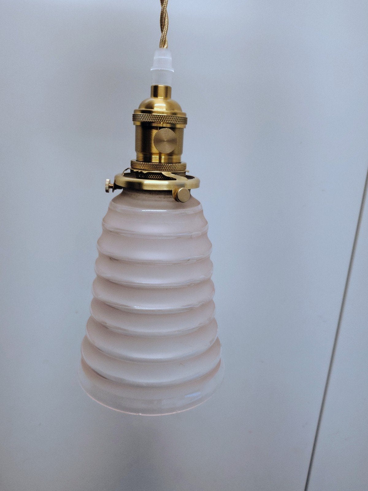 Vintage hanglamp met geribbeld glas en messing fitting, Vintage, Retro, Art Deco, Zo goed als nieuw, Glas, E27 (groot)