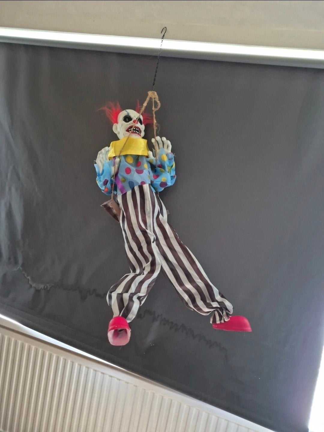 Clown op schommel halloween pop, Ophalen of Verzenden, Gebruikt, Versiering, Halloween of Griezel