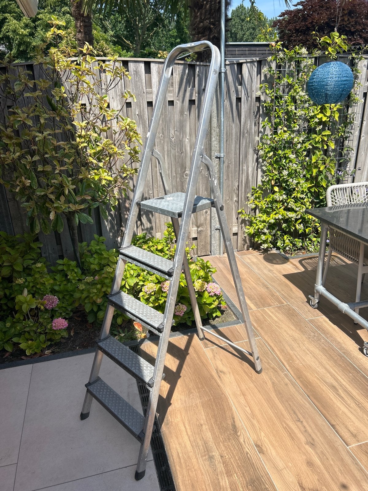 Stevige aluminium trap met 4 treden en plateau, Doe-het-zelf en Verbouw, Ladders en Trappen, Ophalen, Gebruikt, Trap, Minder dan 2 meter