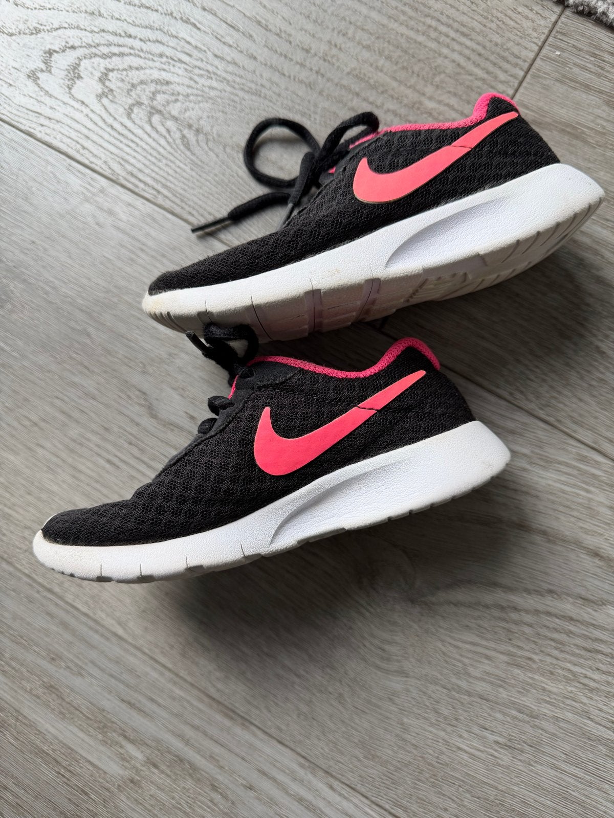Nike Tanjun sneakers zwart/roze - Maat 28, Ophalen of Verzenden, Zo goed als nieuw, Meisje, Sportschoenen