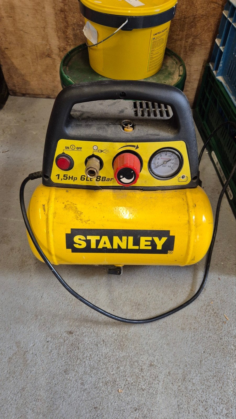 Stanley compressor 1.5pk 6L 8bar, Doe-het-zelf en Verbouw, Compressors, Ophalen, Gebruikt, 6 tot 10 bar, Minder dan 200 liter/min