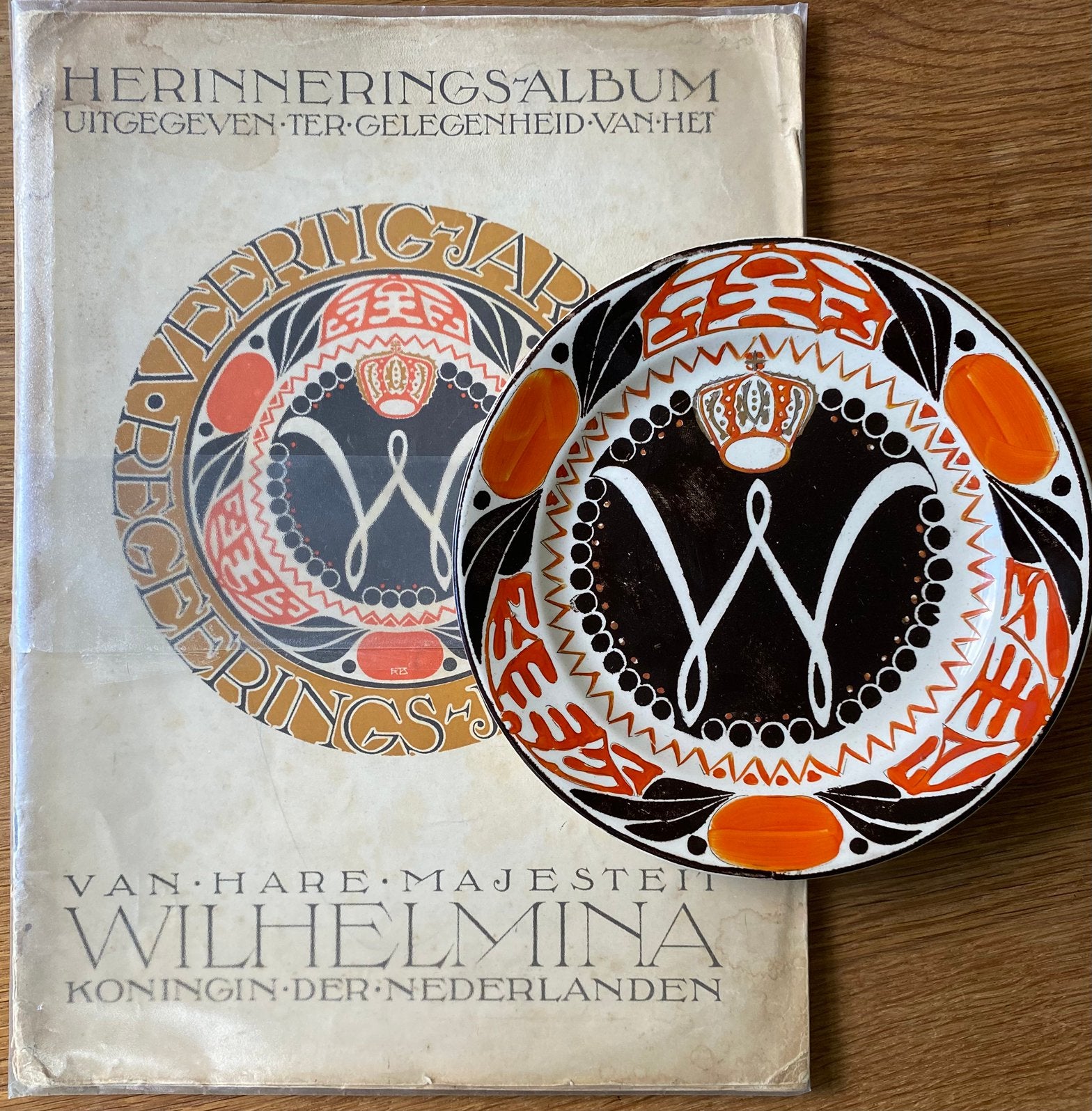 Wilhelmina 40 jaar regering 1938 - bord en album, Verzamelen, Ophalen of Verzenden, Zo goed als nieuw, Servies