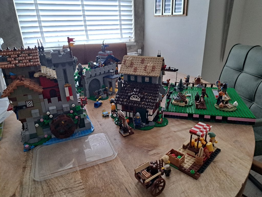 Lego Fishing store + Medieval village, Ophalen, Lego, Zo goed als nieuw, Compleet