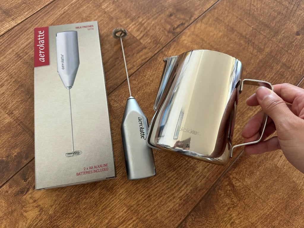 Melkopschuimer set: aerolatte milk frother + melkkannetje, Ophalen of Verzenden, Metaal, Grijs, Overige merken