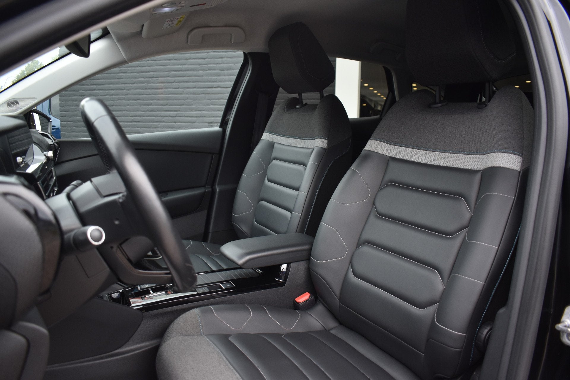 Citroën Ë-C4 Shine 50 kWh SOH 89% | Pack winter | Navigati, Auto's, Dealer onderhouden, 136 pk, Gebruikt, Zwart