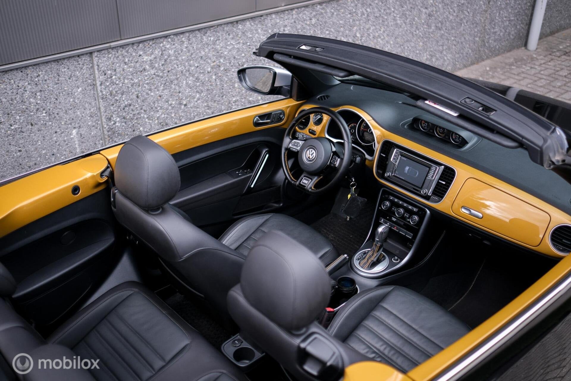 Volkswagen Beetle Cabriolet 1.4 TSI Dune | Camera | Leder |, Dealer onderhouden, Gebruikt, 4 cilinders, 4 stoelen