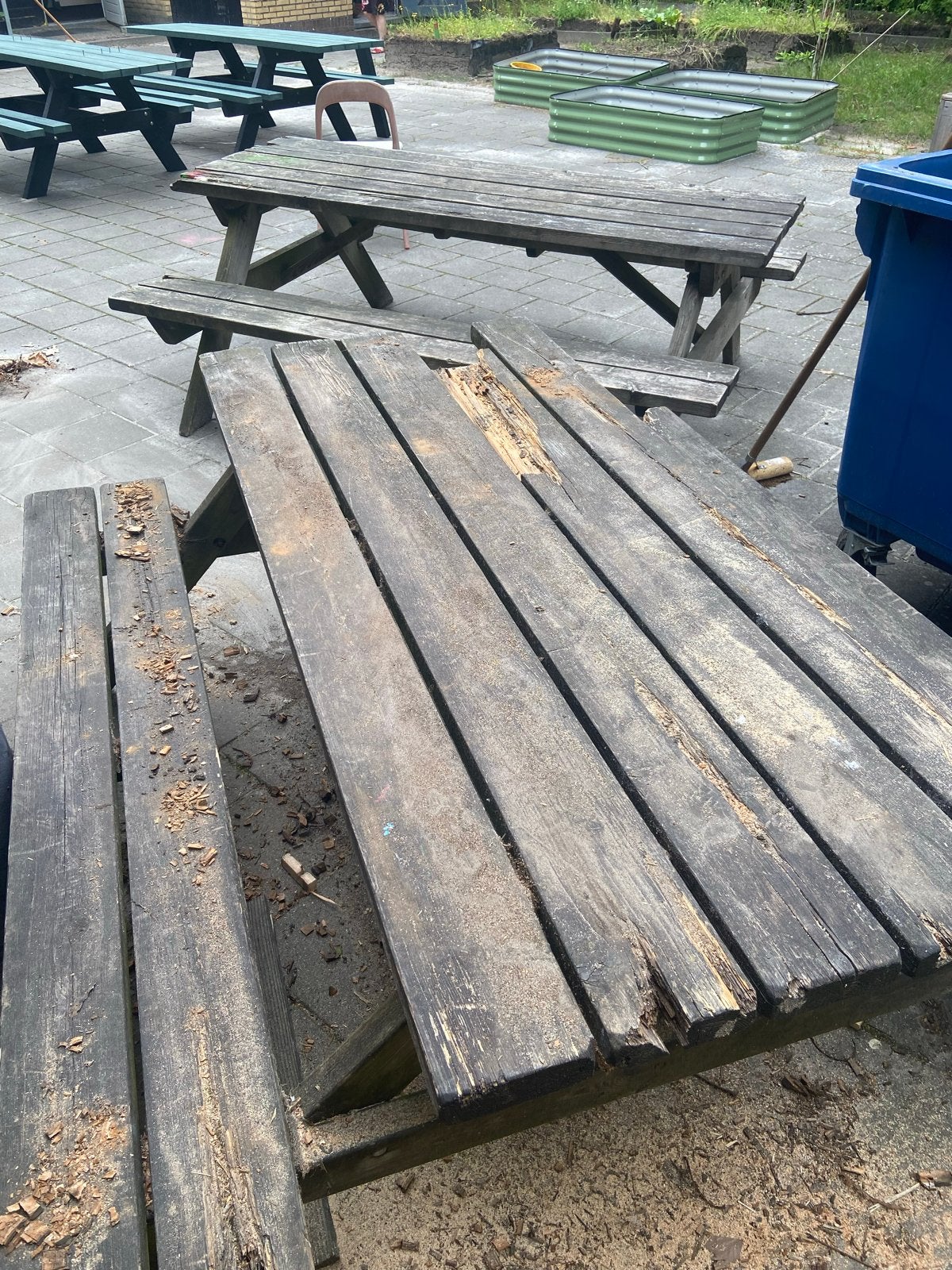Oude picknicktafel met beschadigingen, Ophalen, Gebruikt, Rechthoekig, Hout