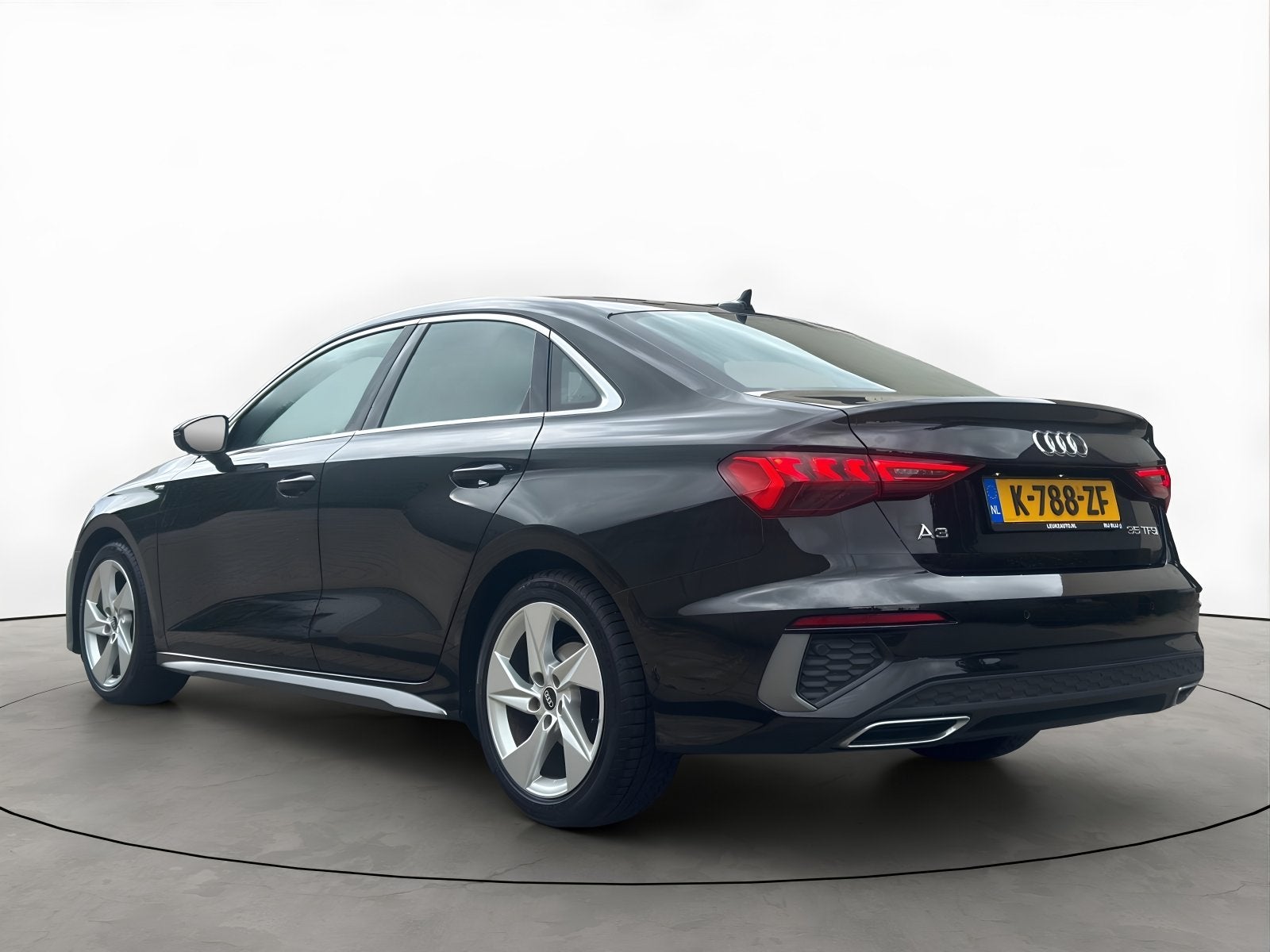 Audi A3 Limousine 35 TFSI 150PK 2X S-Line *NL-AUTO*, 4 cilinders, 150 pk, Leder en Stof, Zwart
