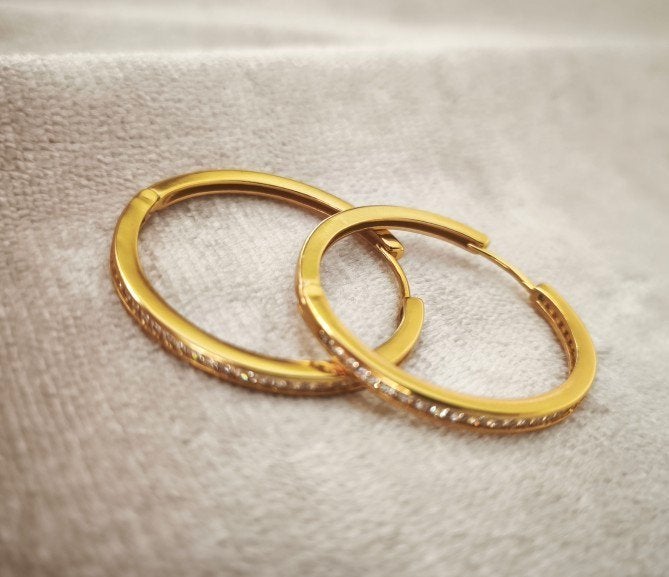 Gouden oorbellen met strass, Sieraden, Tassen en Uiterlijk, Oorbellen, Hangers, Ophalen of Verzenden, Zo goed als nieuw, Goud