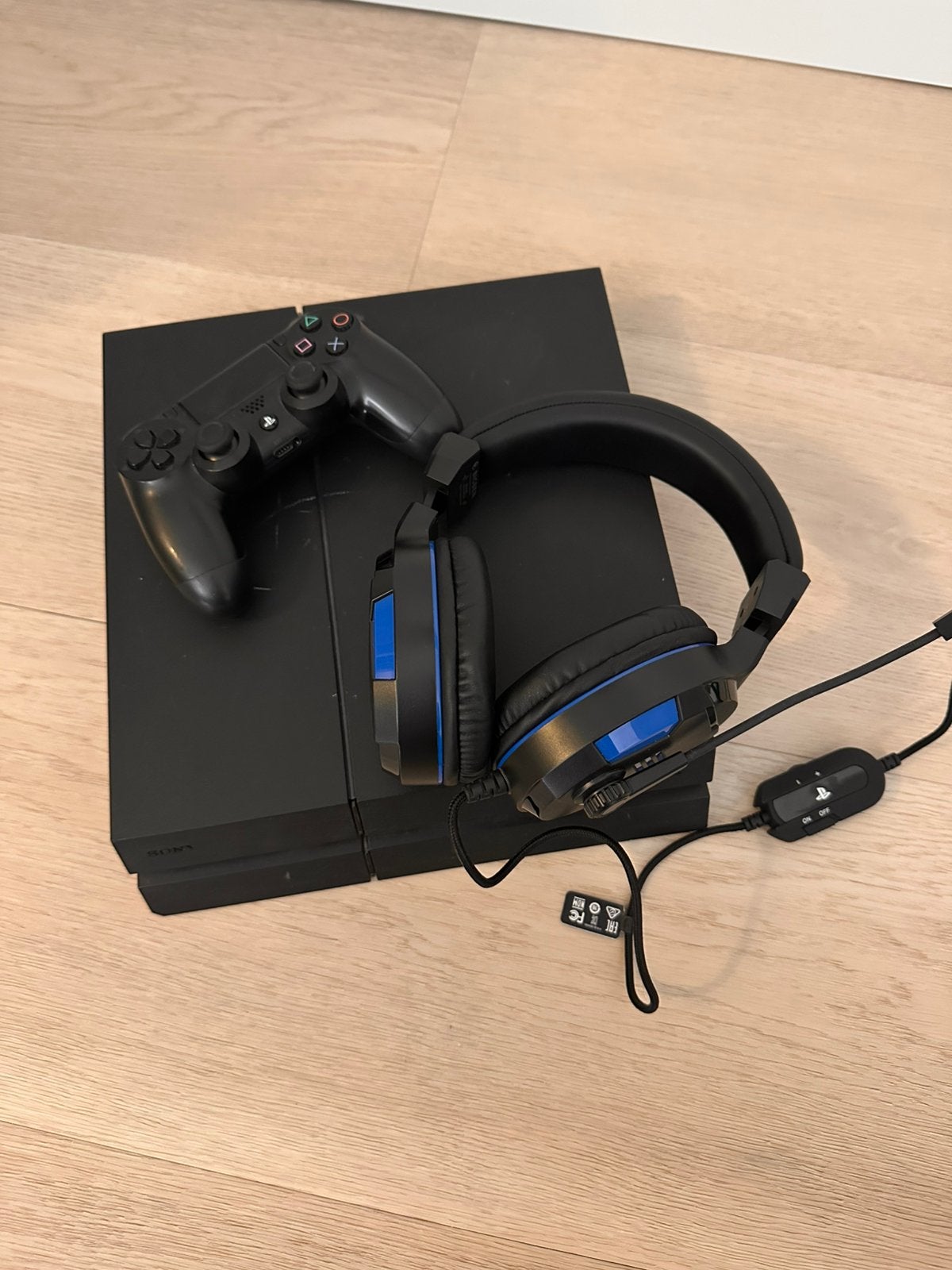 Sony PlayStation 4 + controller + headset, Spelcomputers en Games, Ophalen of Verzenden, Gebruikt, Met 1 controller, Original
