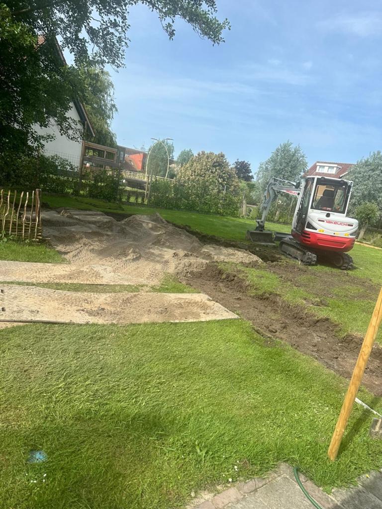 Foto 12 van Minigraver en minishovel met machinist,