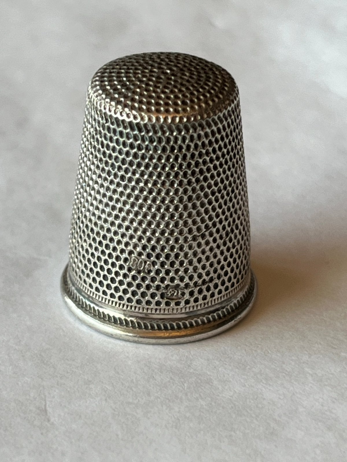 Zilveren vingerhoedje, gekeurd, 2 cm hoog, gaaf, Verzamelen, Vingerhoedjes, Verzenden, Zo goed als nieuw, Zilver