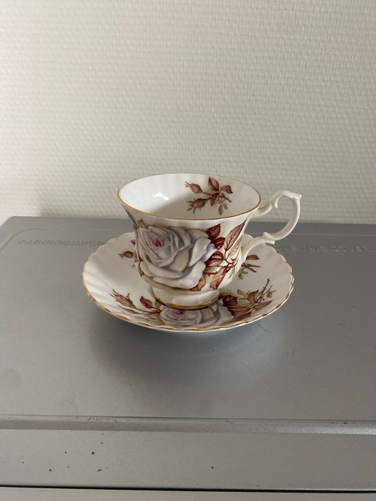 Puntgaaf Richmond Bone China kop en schotel met rozen en gou, Ophalen of Verzenden