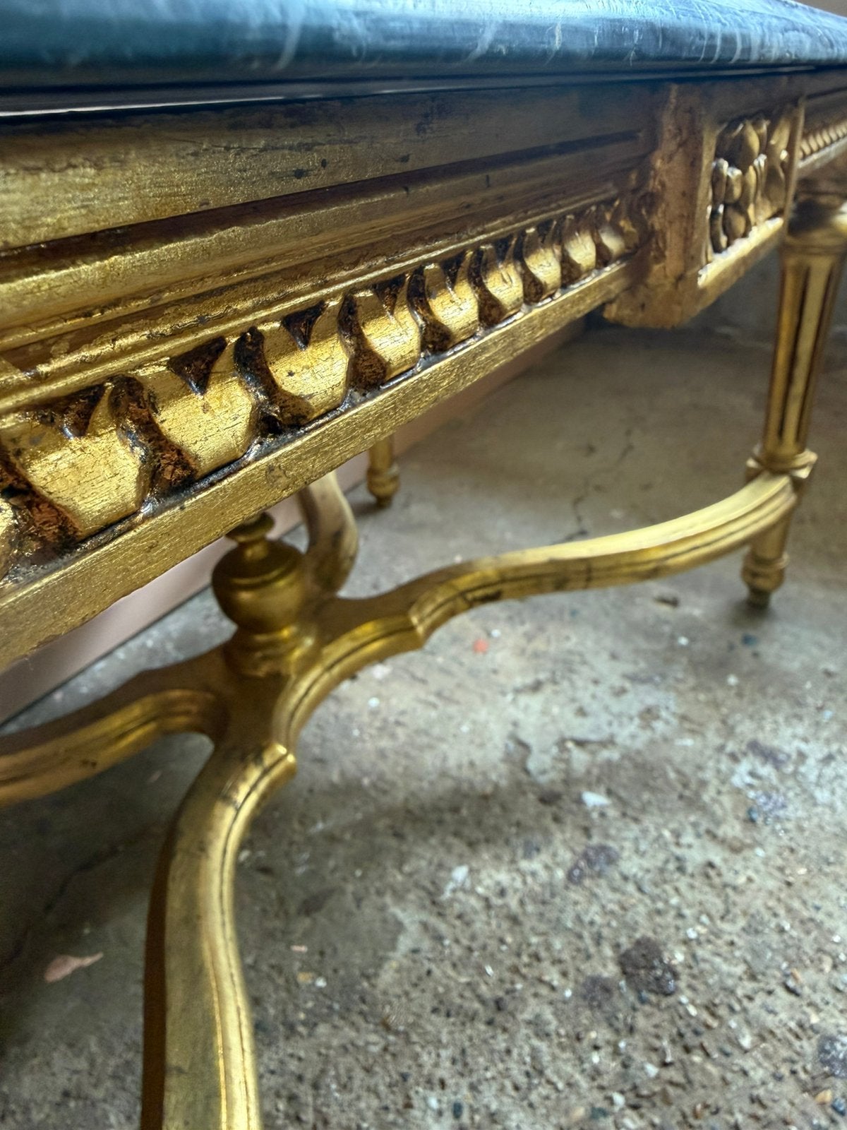 Vergulde vintage salontafel met donker marmeren blad, Ophalen, Gebruikt, Vintage, 50 tot 100 cm