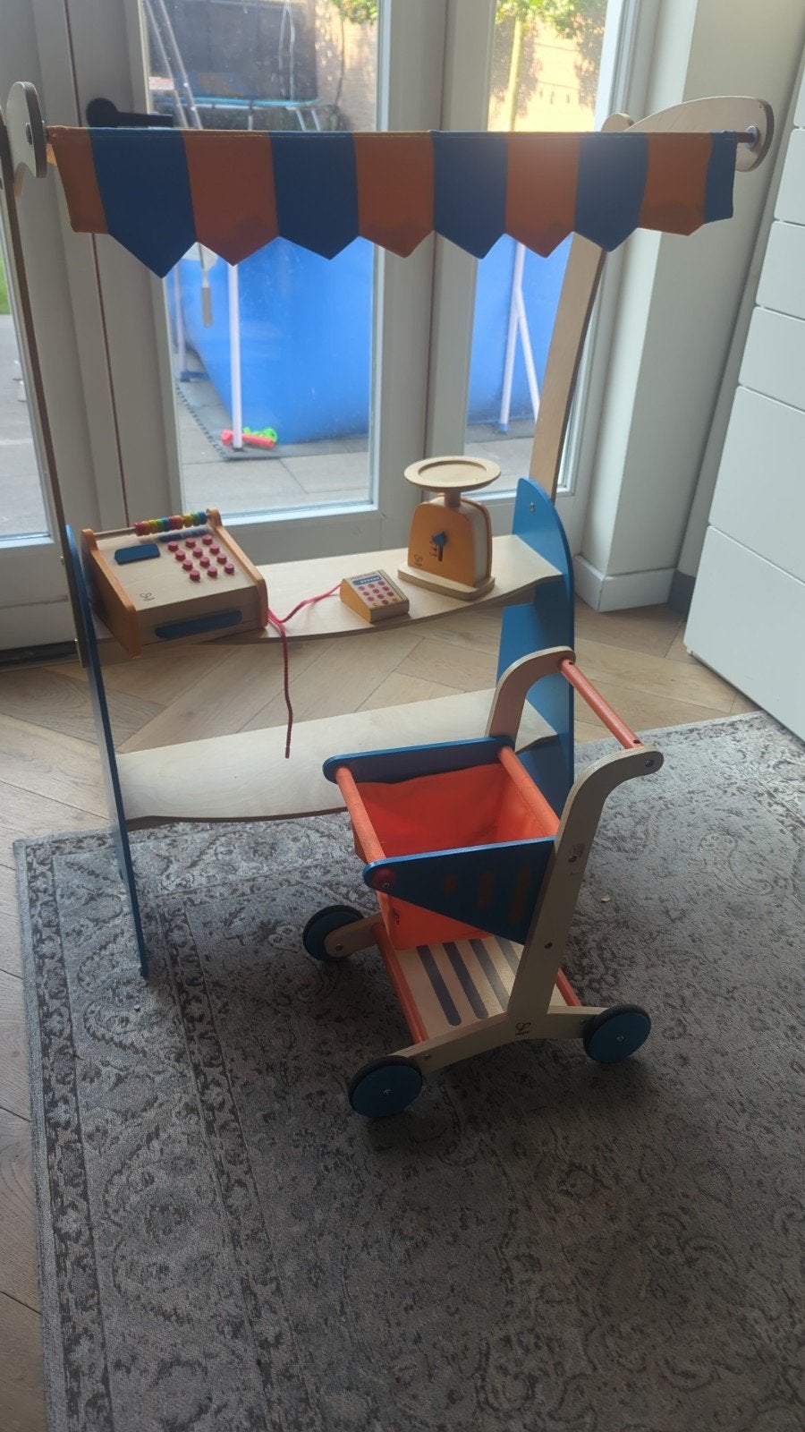 Marktkraam met winkelwagentje, Ophalen