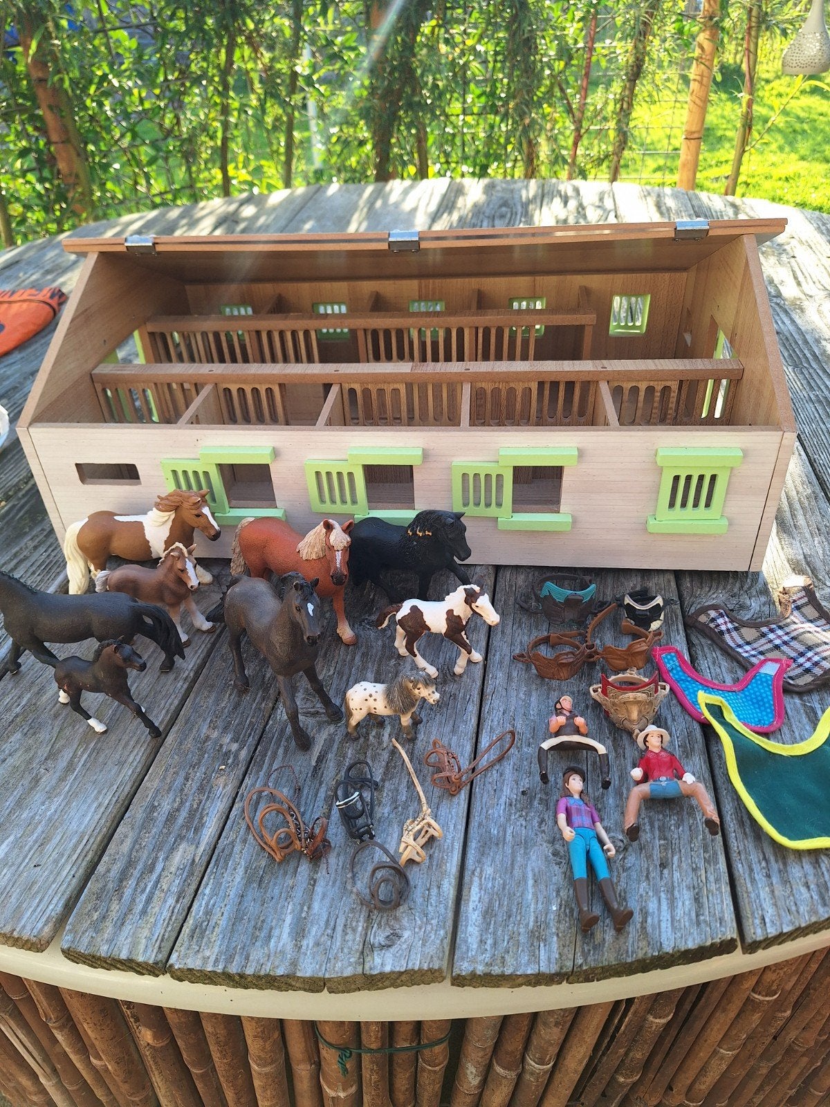 Grote paardenstal met Schleich paarden en accessoires, Ophalen, Gebruikt, Jongen of Meisje