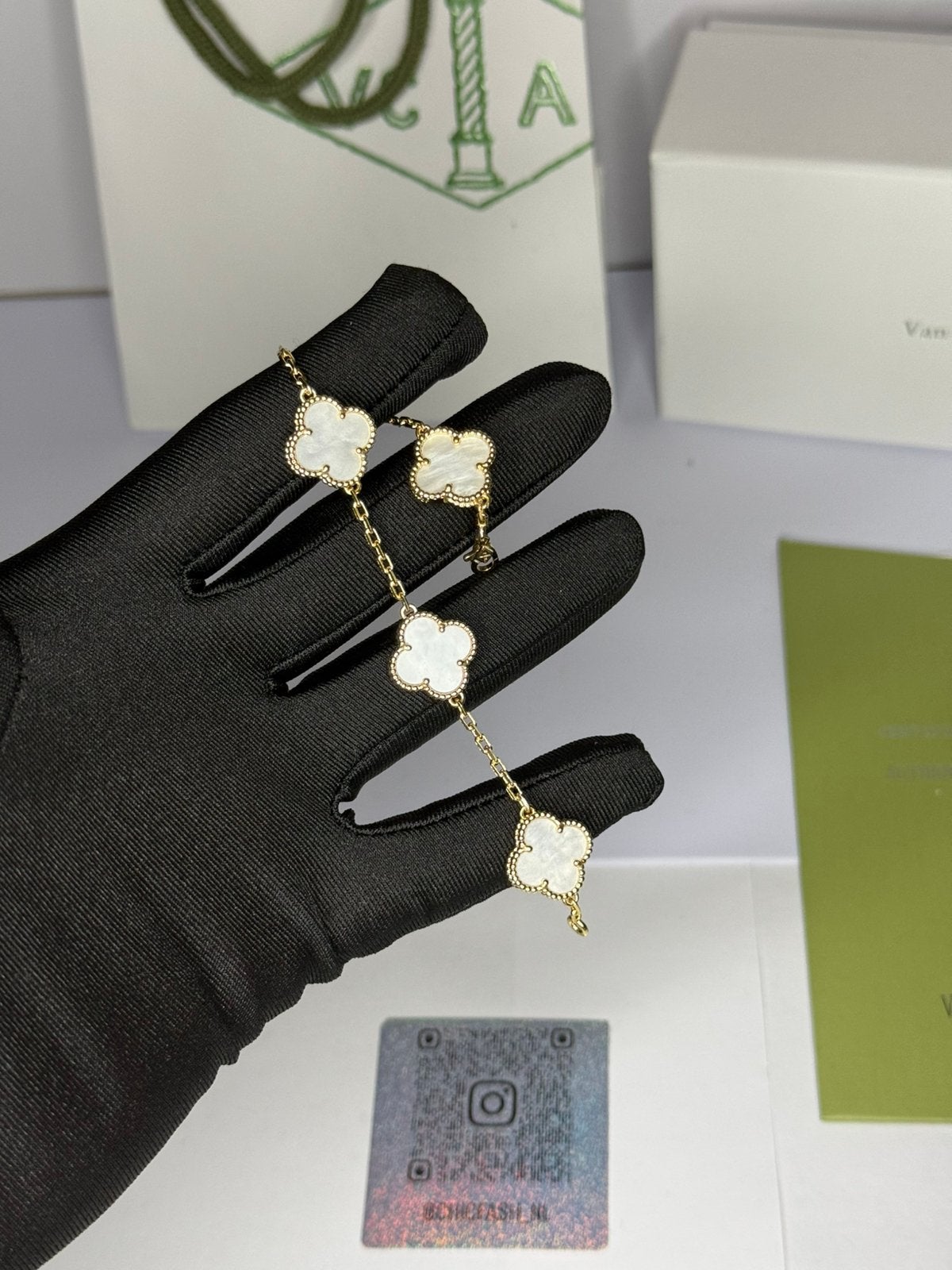 Van Cleef & Arpels Alhambra Armband, Ophalen of Verzenden, Zo goed als nieuw, Wit