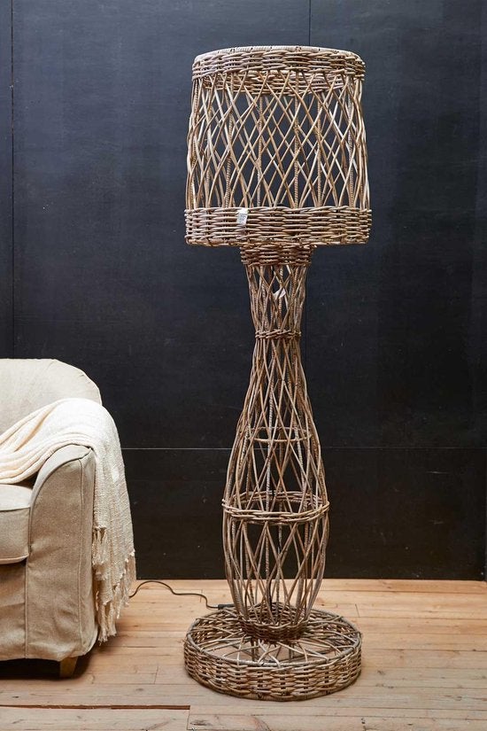 Gezocht: Riviera Maison vloerlamp, rattan, Huis en Inrichting, Lampen | Tafellampen, Ophalen, Zo goed als nieuw, Riviera Maison