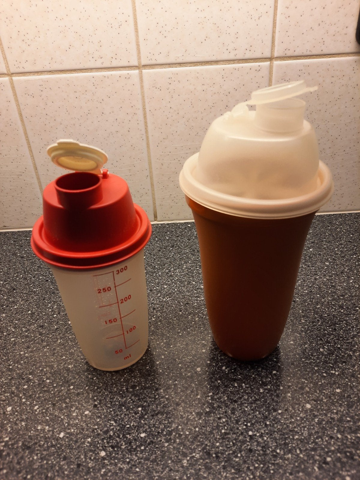 Tupperware Shakers - Set van 2 met Maatverdeling, Gebruikt, Ophalen of Verzenden, Shaker, Met deksel