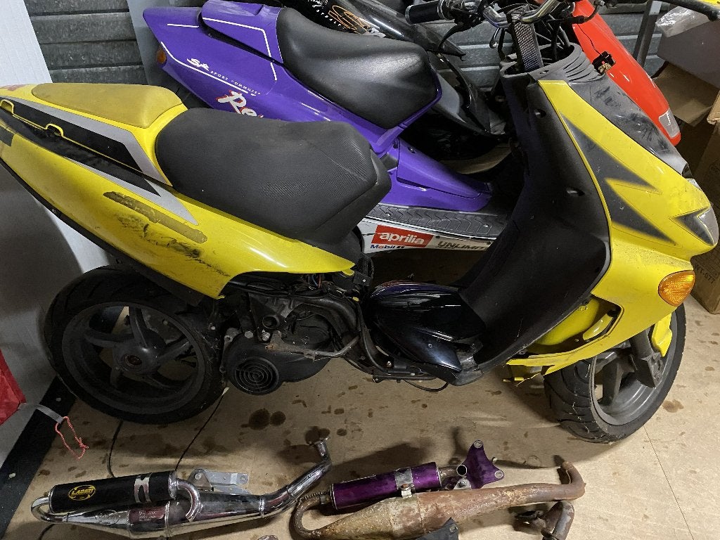 Aprillia SR50 WWW geel 45km/uur project scooter., Fietsen en Brommers, Ophalen, Gebruikt, Overige typen, Aprilia