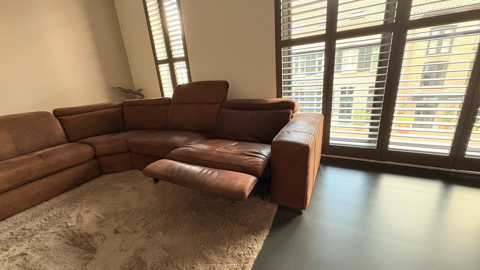 Ruime Nubuck Leren Hoekbank met Elektrische Relaxfunctie, Huis en Inrichting, Banken | Bankstellen, Ophalen, Gebruikt, Hoekbank