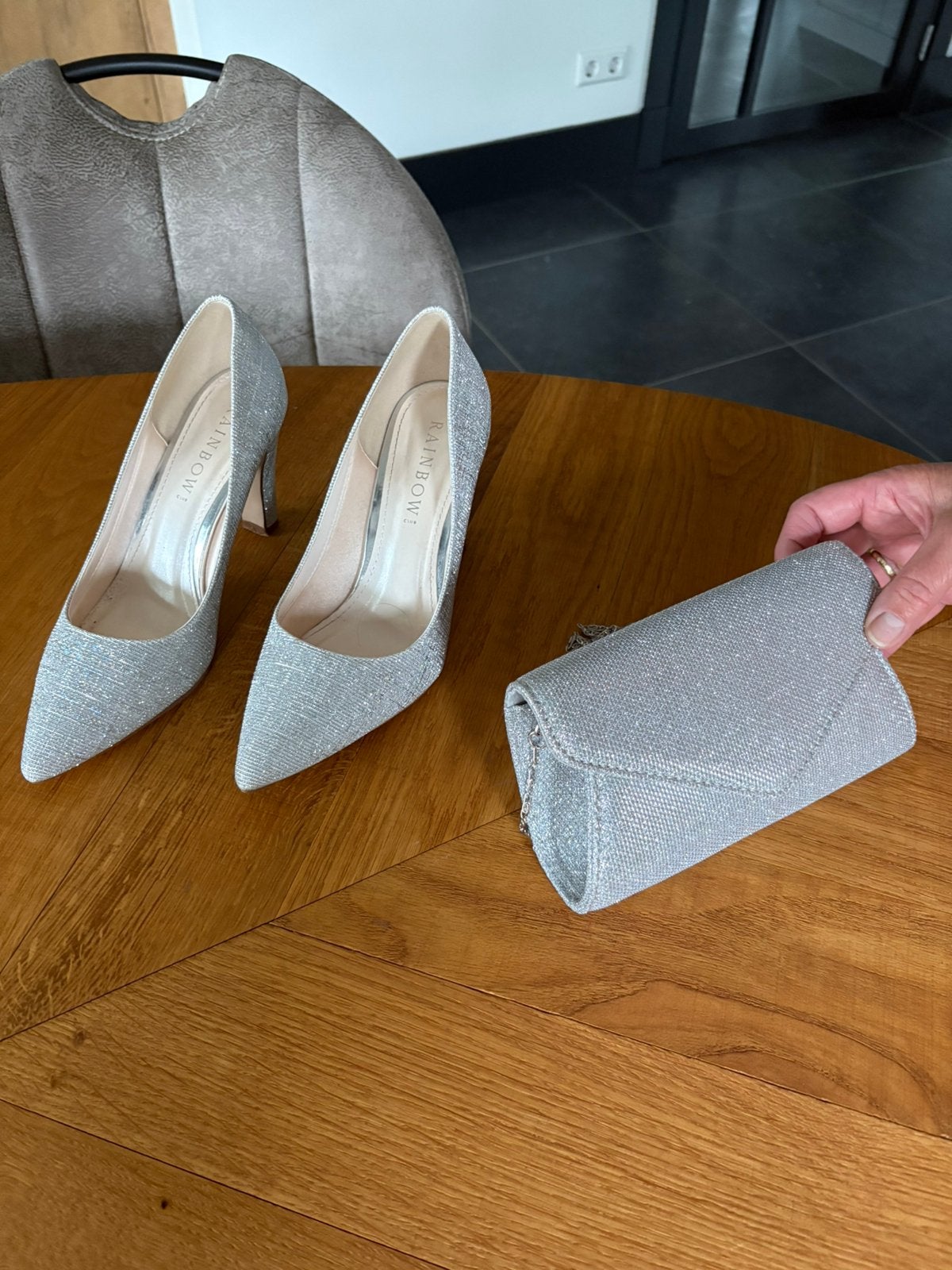 Pumps, maat 38/39 met bijpassend clutch., Pumps, Ophalen of Verzenden, Zo goed als nieuw, Grijs