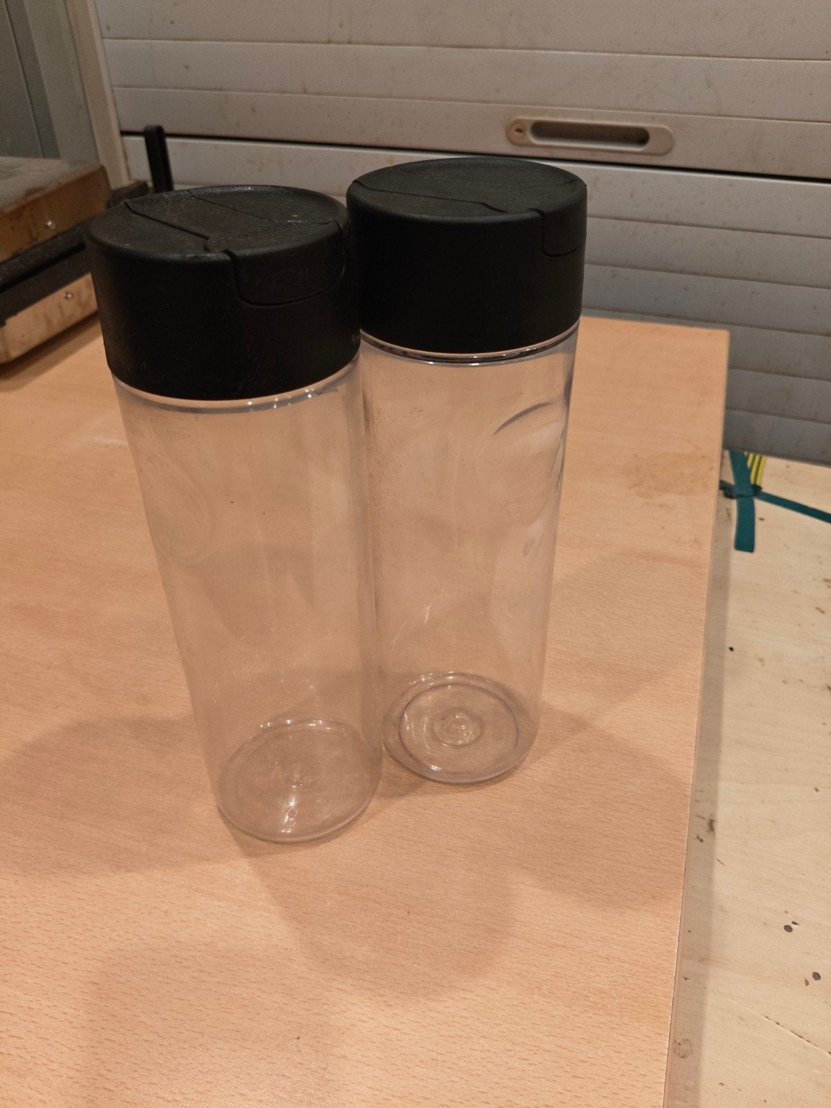 Set van 2 Tupperware doorzichtige olie met zwarte deksel, Gebruikt, Overige kleuren, Beker of Kan, Ophalen of Verzenden