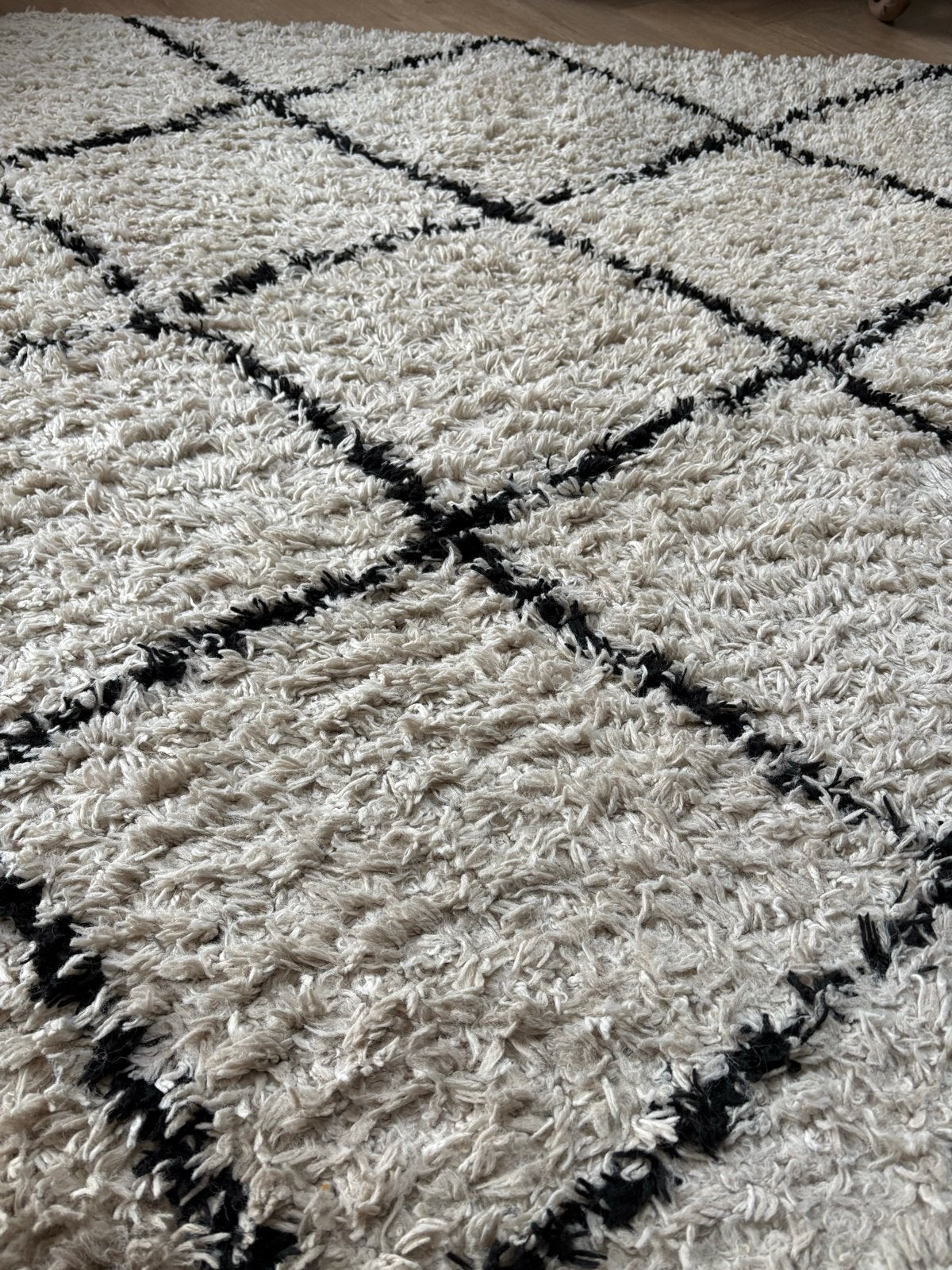 Zacht wit vloerkleed met zwart ruitpatroon, Ophalen, Gebruikt, 100 tot 150 cm, Wit