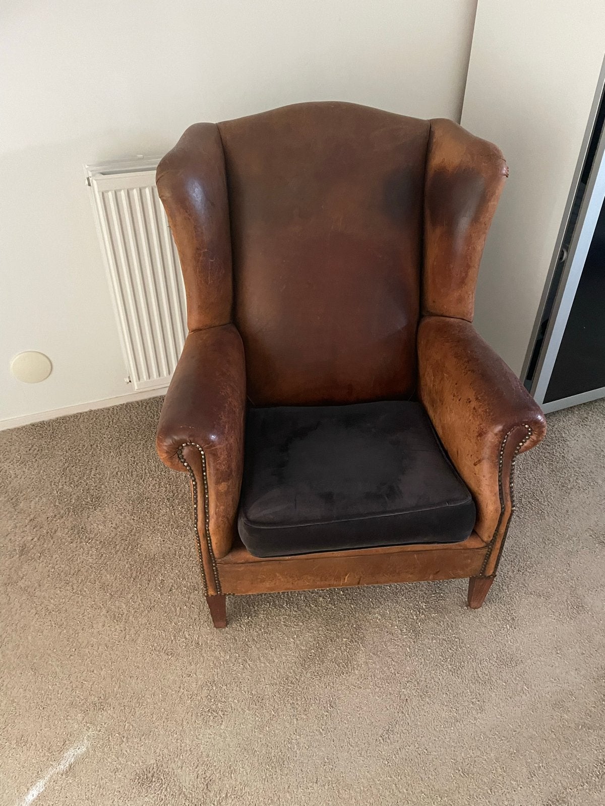 Schapenleren fauteuil met versleten stoffen zitting, Huis en Inrichting, Fauteuils, Ophalen, Gebruikt, Leer, 75 tot 100 cm