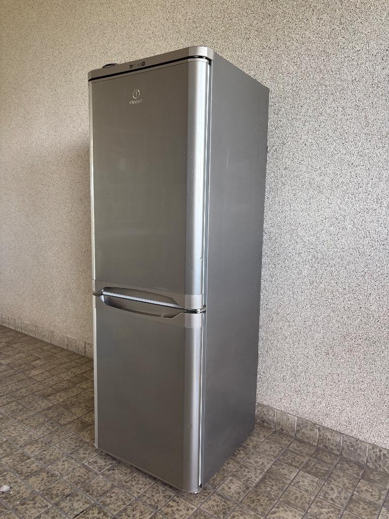 Koelkast met vriesvak indesit, Witgoed en Apparatuur, Ophalen, Gebruikt, 200 liter of meer, 140 tot 160 cm