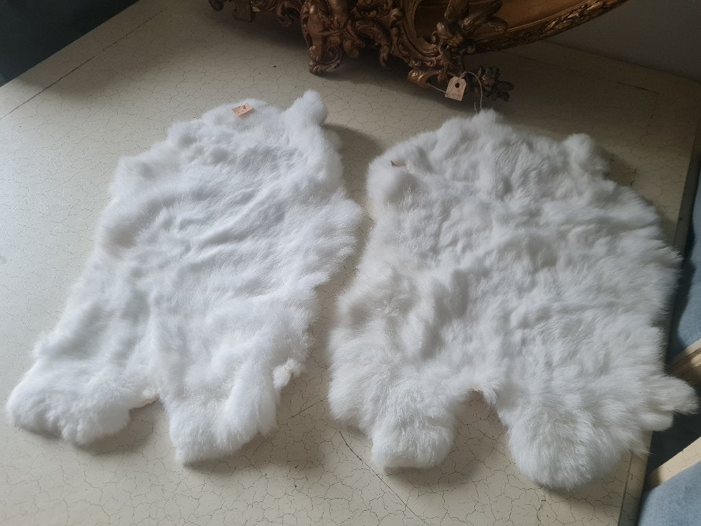 Nieuwe witte fluffy konijnen vachten p/st 12.95, Huis en Inrichting, Heikant 21 Kaatsheuvel, Belle Vieille Brocante, Nieuw, Ophalen of Verzenden