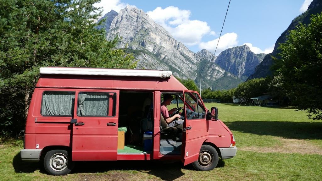 Renault Trafic camper 2.2l benzine apk tot 16 mei, Caravans en Kamperen, Overige merken, Reservewiel, Tot en met 2, 7 tot 12 maanden geleden
