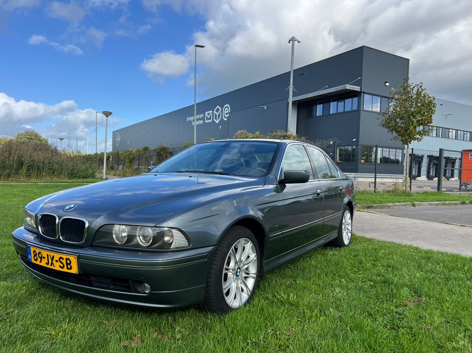 BMW 5-Serie 2.2 I 520 AUT 2002 Grijs, Auto's, Zwart, Bedrijf, 1500 kg, 170 pk