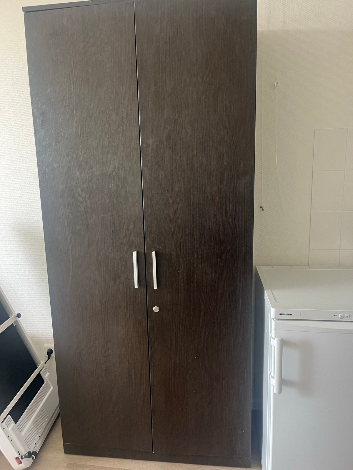 Donkerbruine kledingkast met slot - Ideaal voor verhuizing!, Huis en Inrichting, Kasten | Kledingkasten, Gebruikt, 200 cm of meer