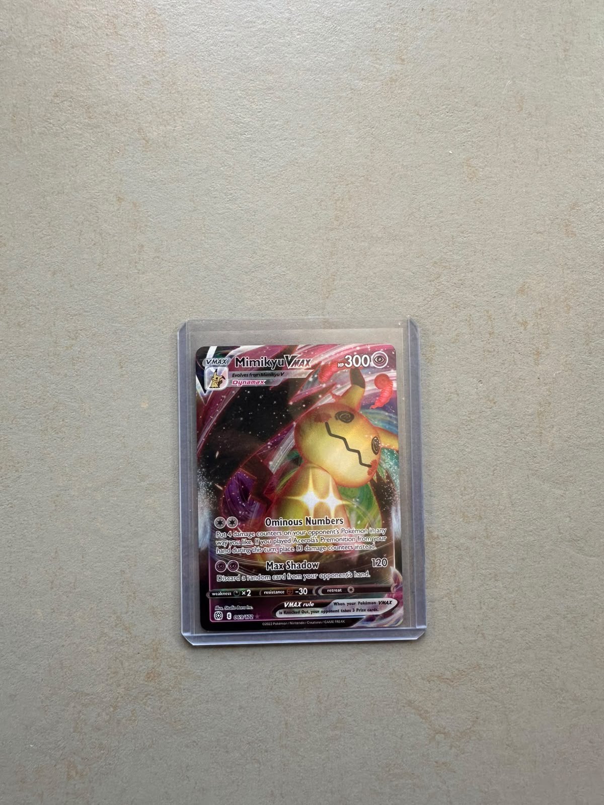 Mimikyu Vmax pokemonkaart, Ophalen of Verzenden, Zo goed als nieuw