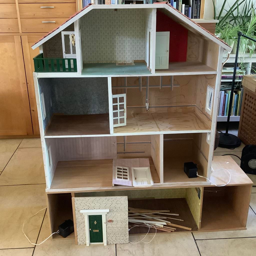 Groot bedraad poppenhuis (1:12) voor miniatuurliefhebber, Ophalen, Gebruikt, Poppenhuis