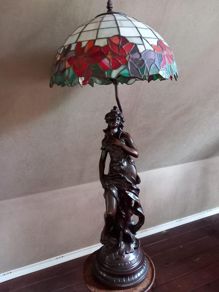 Prachtige Tiffany lamp met bronzen beeldvoet, Ophalen